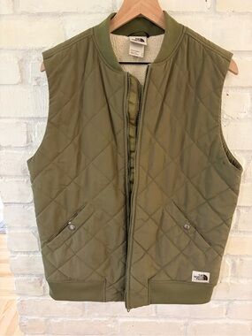 The North Face Men’s Cuchillo Insulated Vest with Cream Sherpa Lining (B1)
